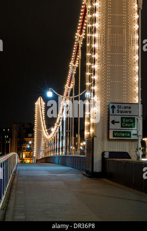 Chelsea Bridge, à l'ouest de Londres, un trafic routier pont enjambant la Tamise, de nuit, illuminé Banque D'Images