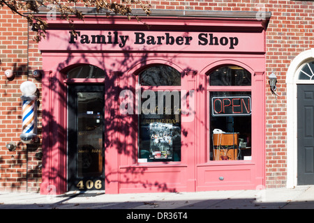 Façade en briques rouges de Barber Shop Banque D'Images