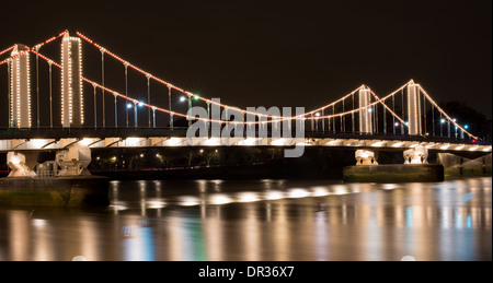 Chelsea Bridge, à l'ouest de Londres, un trafic routier pont enjambant la Tamise, de nuit, illuminé Banque D'Images