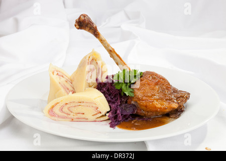 Cuisse de canard au four avec du chou rouge et rempli de jambon boulettes de pommes de terre Banque D'Images