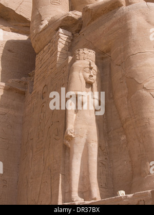 Statue de Ramsès II, Néfertari grande femme, à droite de l'entrée à l'unité temple de Ramsès II à Abou Simbel Banque D'Images