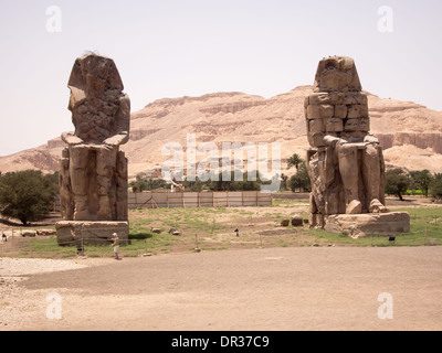 Les colosses de Memnon, Luxor, Egypte Banque D'Images