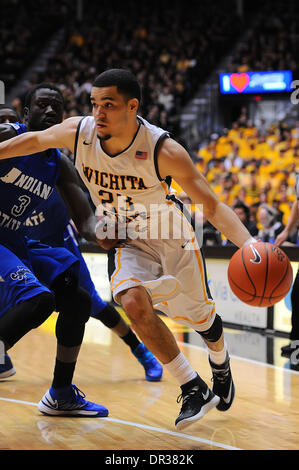 Wichita, Kansas, États-Unis. 18 janvier, 2014. 18 janvier 2014 : Wichita State Shockers guard Fred VanVleet # 23 tours l'angle avec la garde de l'état d'Indiana Platanes/Avant Manny Arop # 3 la défense au cours de la jeu de basket-ball de NCAA Entre les platanes et l'état de l'Indiana Wichita State Shockers à Charles Koch Arena de Wichita, Kansas. Kendall Shaw/CSM/Alamy Live News Banque D'Images