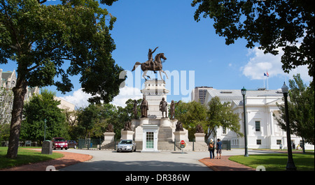 Statue de George Washington à côté de la capitale de l'État de Virginie à Richmond Banque D'Images