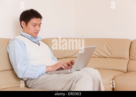 Mid adult man using laptop Banque D'Images