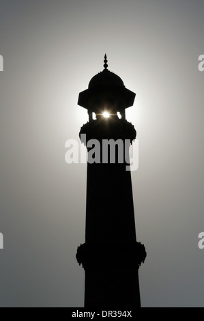 Fin d'après-midi, soleil qui brille à travers l'un des minarets du Taj Mahal Banque D'Images