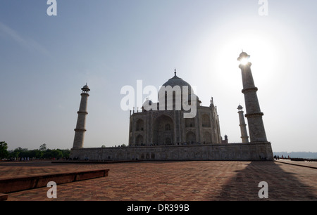 Fin d'après-midi, soleil qui brille à travers l'un des minarets du Taj Mahal Banque D'Images