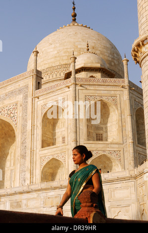 Indian woman walking in the Taj Mahal Banque D'Images