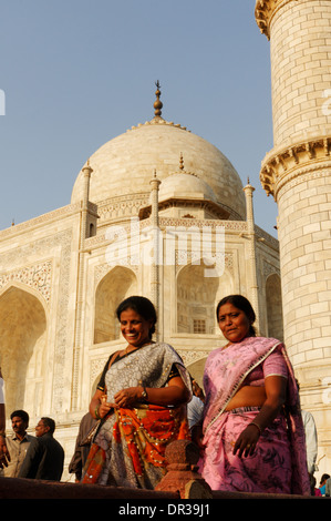 Les femmes indiennes en marche le Taj Mahal Banque D'Images