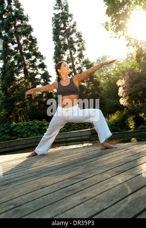 Woman doing yoga Banque D'Images