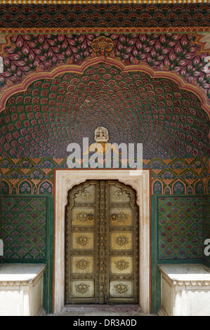 Peintures exquises et la sculpture dans les portes des palais de la ville de Jaipur, Rajasthan, Inde Banque D'Images