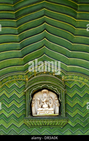 Peintures exquises et la sculpture dans les portes des palais de la ville de Jaipur, Rajasthan, Inde Banque D'Images