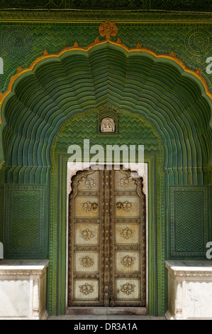 Peintures exquises et la sculpture dans les portes des palais de la ville de Jaipur, Rajasthan, Inde Banque D'Images