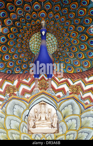 Peacock exquis dans la sculpture et peintures des portes de palais de la ville de Jaipur, Rajasthan, Inde Banque D'Images