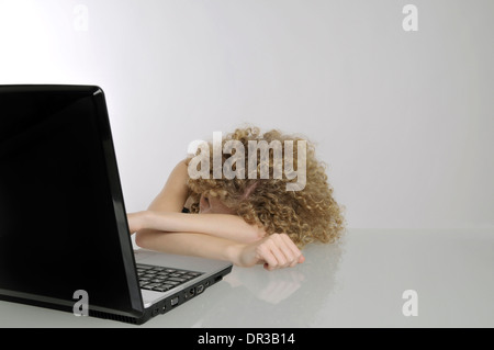 Jeune femme avec des cheveux bouclés est en train de dormir Banque D'Images