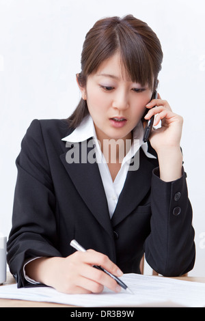 Young business woman using mobile phone Banque D'Images
