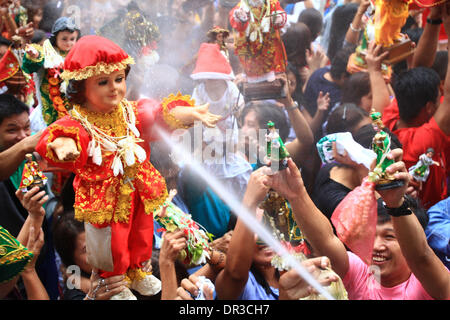 Manille, Philippines. 19 Jan, 2014. Les gens détiennent des statues de Santo Nino, durant la fête de la Santo Nino à Manille, Philippines, le 19 janvier 2014. Les Philippines tenue week-end célébrations pour marquer le jour de fête de Santo Nino, le respect que les dévots croient est la statue miraculeuse du saint Enfant Jésus. Credit : Rouelle Umali/Xinhua/Alamy Live News Banque D'Images