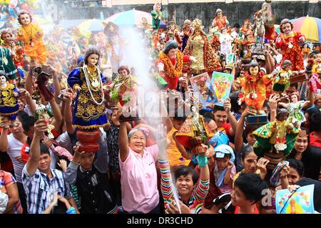 Manille, Philippines. 19 Jan, 2014. Les gens détiennent des statues de Santo Nino, durant la fête de la Santo Nino à Manille, Philippines, le 19 janvier 2014. Les Philippines tenue week-end célébrations pour marquer le jour de fête de Santo Nino, le respect que les dévots croient est la statue miraculeuse du saint Enfant Jésus. Credit : Rouelle Umali/Xinhua/Alamy Live News Banque D'Images