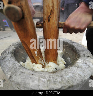 Les Griffin, dans la province de Hunan. 19 Jan, 2014. La population locale rend 'Ciba', un gâteau de riz gluant spécial pour la fête du printemps, au cours d'un show à la culture traditionnelle de la Chine centrale, Zhangjiajie Hunan province, 19 janvier 2014. © Zhao Ying/Xinhua/Alamy Live News Banque D'Images