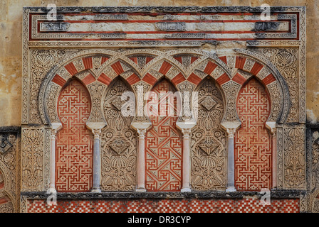 Partie supérieure de la porte mauresque Puerta de San Ildefonso sur le mur occidental de la Grande Mosque-Cathedral à Cordoue Espagne Banque D'Images