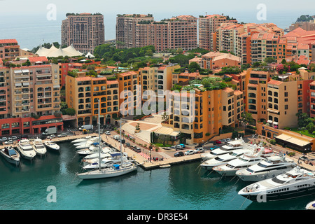 Marina avec des yachts et bateaux entre bâtiments contemporains à Monte Carlo, Monaco (vue de dessus). Banque D'Images