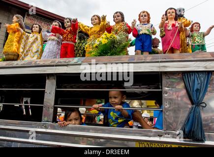 Manille, Philippines. 18 janvier, 2014. La région métropolitaine de Manille, Philippines - 18 janvier 2014 : les enfants à l'intérieur d'une voiture et au-dessus étaient des images d'Enfant Jésus portant différents costome, ÃƒÂ¢ ? ?LakbayawÃƒÂ¢ ?Â est le festival du Tagalog mots, 'Lakbay" (voyage) et "ayaw" (danse) dans la zone urbaine de Tondo, Manille, qui unit presque toutes les organisations, les écoles, les groupes communautaires et les gens de Tondo dans le cadre de leur dévotion à Santo Nino.Les Philippines sont le seul pays catholique en Asie du sud-est autour de 93 pour cent avec l'exercice de la foi. (Crédit Image : © Herman R. Lumanog/NurPhoto Banque D'Images