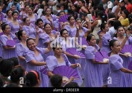 Manille, Philippines. 18 janvier, 2014. Manille, Philippines - Les sections locales prennent part à la danse de rue connu localement comme Buling Buling Festival à Pandacan, Manille un jour avant la fête de la Sto. Nino, le 18 janvier 2014. La danse traditionnelle est organisée en l'honneur de la Sto. Nino qui a sauvé la ville de Pandacan d'être pulvérisé par les Espagnols durant l'époque coloniale. Crédit : George Calvelo/NurPhoto ZUMAPRESS.com/Alamy/Live News Banque D'Images