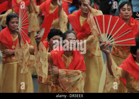 Manille, Philippines. 18 janvier, 2014. Manille, Philippines - Les sections locales prennent part à la danse de rue connu localement comme Buling Buling Festival à Pandacan, Manille un jour avant la fête de la Sto. Nino, le 18 janvier 2014. La danse traditionnelle est organisée en l'honneur de la Sto. Nino qui a sauvé la ville de Pandacan d'être pulvérisé par les Espagnols durant l'époque coloniale. Crédit : George Calvelo/NurPhoto ZUMAPRESS.com/Alamy/Live News Banque D'Images