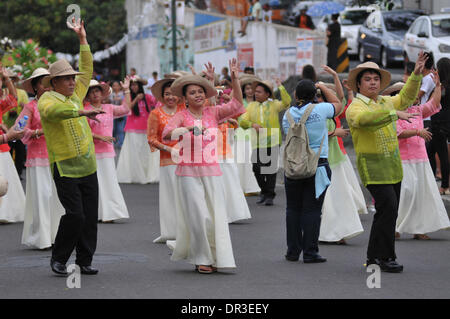 Manille, Philippines. 18 janvier, 2014. Manille, Philippines - Les sections locales prennent part à la danse de rue connu localement comme Buling Buling Festival à Pandacan, Manille un jour avant la fête de la Sto. Nino, le 18 janvier 2014. La danse traditionnelle est organisée en l'honneur de la Sto. Nino qui a sauvé la ville de Pandacan d'être pulvérisé par les Espagnols durant l'époque coloniale. Crédit : George Calvelo/NurPhoto ZUMAPRESS.com/Alamy/Live News Banque D'Images