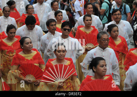 Manille, Philippines. 18 janvier, 2014. Manille, Philippines - Les sections locales prennent part à la danse de rue connu localement comme Buling Buling Festival à Pandacan, Manille un jour avant la fête de la Sto. Nino, le 18 janvier 2014. La danse traditionnelle est organisée en l'honneur de la Sto. Nino qui a sauvé la ville de Pandacan d'être pulvérisé par les Espagnols durant l'époque coloniale. Crédit : George Calvelo/NurPhoto ZUMAPRESS.com/Alamy/Live News Banque D'Images