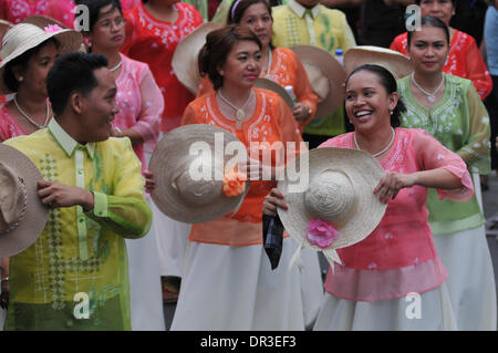 Manille, Philippines. 18 janvier, 2014. Manille, Philippines - Les sections locales prennent part à la danse de rue connu localement comme Buling Buling Festival à Pandacan, Manille un jour avant la fête de la Sto. Nino, le 18 janvier 2014. La danse traditionnelle est organisée en l'honneur de la Sto. Nino qui a sauvé la ville de Pandacan d'être pulvérisé par les Espagnols durant l'époque coloniale. Crédit : George Calvelo/NurPhoto ZUMAPRESS.com/Alamy/Live News Banque D'Images