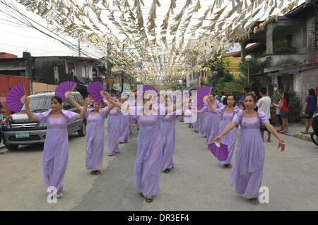 Manille, Philippines. 18 janvier, 2014. Manille, Philippines - Les sections locales prennent part à la danse de rue connu localement comme Buling Buling Festival à Pandacan, Manille un jour avant la fête de la Sto. Nino, le 18 janvier 2014. La danse traditionnelle est organisée en l'honneur de la Sto. Nino qui a sauvé la ville de Pandacan d'être pulvérisé par les Espagnols durant l'époque coloniale. Crédit : George Calvelo/NurPhoto ZUMAPRESS.com/Alamy/Live News Banque D'Images