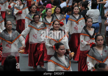 Manille, Philippines. 18 janvier, 2014. Manille, Philippines - Les sections locales prennent part à la danse de rue connu localement comme Buling Buling Festival à Pandacan, Manille un jour avant la fête de la Sto. Nino, le 18 janvier 2014. La danse traditionnelle est organisée en l'honneur de la Sto. Nino qui a sauvé la ville de Pandacan d'être pulvérisé par les Espagnols durant l'époque coloniale. Crédit : George Calvelo/NurPhoto ZUMAPRESS.com/Alamy/Live News Banque D'Images