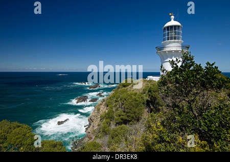 Le phare de Sugarloaf historique sur les falaises au-dessus de l'eau turquoise de la mer sauvages et à Seal Rocks région des Grands Lacs , Australie Banque D'Images