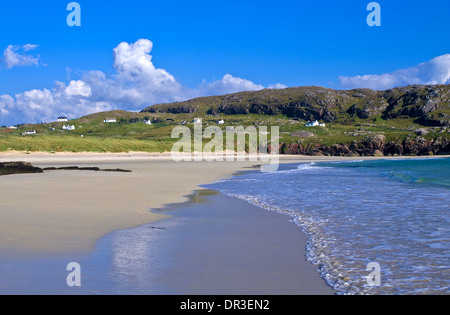 Oldshoremore beach près de Kinlochbervie, Sutherland, peint en blanc cottages en crofting hameau sur pointe derrière l'Ecosse, Royaume-Uni Banque D'Images