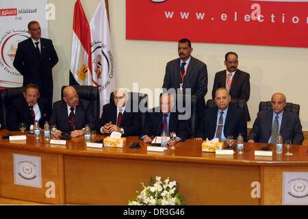 Le Caire, Le Caire, Égypte. 18 janvier, 2014. Nabil Salib, chef de la Commission électorale suprême, tient une conférence de presse annonçant une nouvelle constitution au Caire le 18 janvier 2014. Plus de 98 pour cent des électeurs ont appuyé la nouvelle constitution égyptienne lors d'un référendum cette semaine, les autorités ont déclaré le samedi, bien que le taux de participation a été plus faible que certains fonctionnaires ont indiqué, avec moins de 40 p. cent de l'électorat prenant part © Mohammed Bendari APA/Images/ZUMAPRESS.com/Alamy Live News Banque D'Images