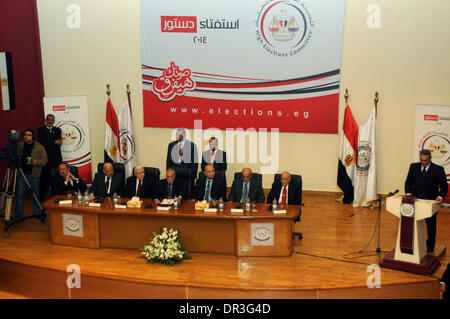 Le Caire, Le Caire, Égypte. 18 janvier, 2014. Nabil Salib, chef de la Commission électorale suprême, tient une conférence de presse annonçant une nouvelle constitution au Caire le 18 janvier 2014. Plus de 98 pour cent des électeurs ont appuyé la nouvelle constitution égyptienne lors d'un référendum cette semaine, les autorités ont déclaré le samedi, bien que le taux de participation a été plus faible que certains fonctionnaires ont indiqué, avec moins de 40 p. cent de l'électorat prenant part © Mohammed Bendari APA/Images/ZUMAPRESS.com/Alamy Live News Banque D'Images