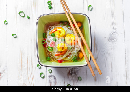 Soupe chinoise aux crevettes et nouilles de riz Banque D'Images