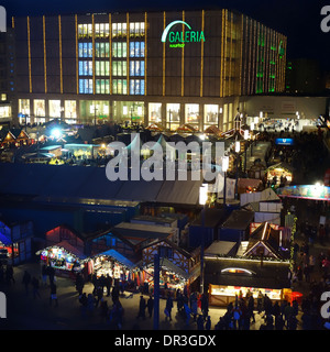 Berlin, Allemagne - 21 décembre 2013 : Marché de Noël en face de la Galeria department store à Alexanderplatz, Berlin. Banque D'Images