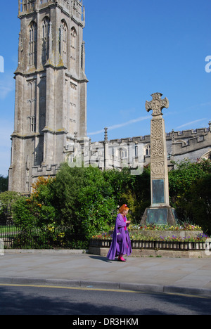 Les gens de couleur dans la rue Somerset Angleterre Glastonbury Banque D'Images