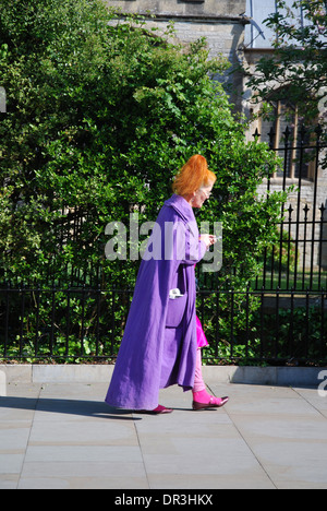 Les gens de couleur dans la rue Somerset Angleterre Glastonbury Banque D'Images