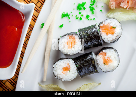 Sushi, rouleaux de saumon et caviar, vue du dessus Banque D'Images