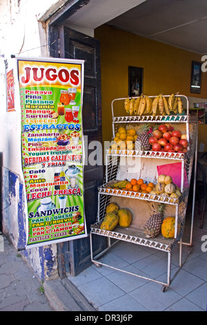 Fruits frais et coloré de la publicité inscription des boissons au jus de fruit en entrée de cafe dans village de montagnes des Andes au Pérou Banque D'Images