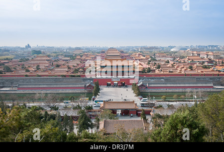 Porte de la Divine pourrait ou Porte de prouesse divine, dans le nord de l'entrée de la Cité Interdite à Beijing, Chine, vu de Parc Jingshan Banque D'Images