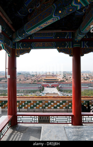 Porte de la Divine pourrait ou Porte de prouesse divine, dans le nord de l'entrée de la Cité Interdite à Beijing, Chine, vu de Parc Jingshan Banque D'Images