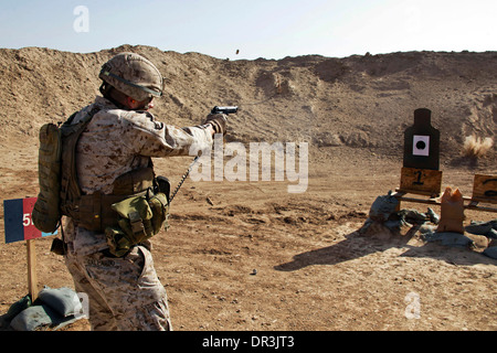 U.S. Marine tire un pistolet 9 mm lors d'une bataille vue zéro (BZO) gamme sur Camp Sapadalure, province de Helmand, Afghanistan Banque D'Images