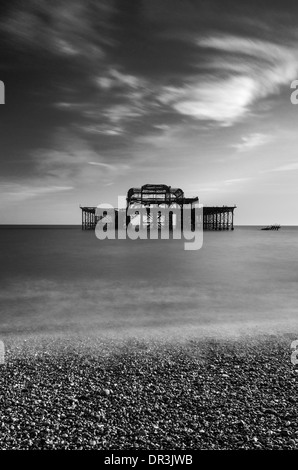 La superbe West Pier de Brighton sur un coucher de soleil d'été. Banque D'Images