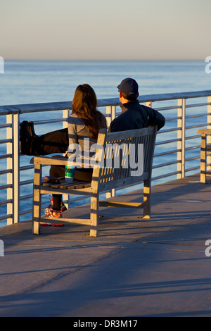 Jeune couple sur Redondo Pier, Los Angeles, Californie. Banque D'Images