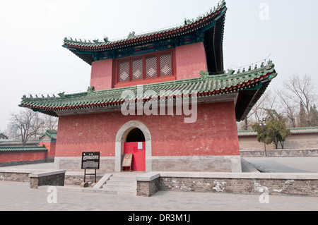 Clocher (Zhong Lou) en Temple de la terre aussi appelé le Parc Ditan à Beijing, Chine Banque D'Images