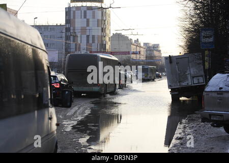 Kaliningrad, Russie 18e, janvier 2014 Le système d'approvisionnement en eau l'échec. Après la fissuration du tuyau d'eau de la rue principale à Kaliningrad - Leninsky Prospekt a été inondée. Credit : Michal Fludra/Alamy Live News Banque D'Images